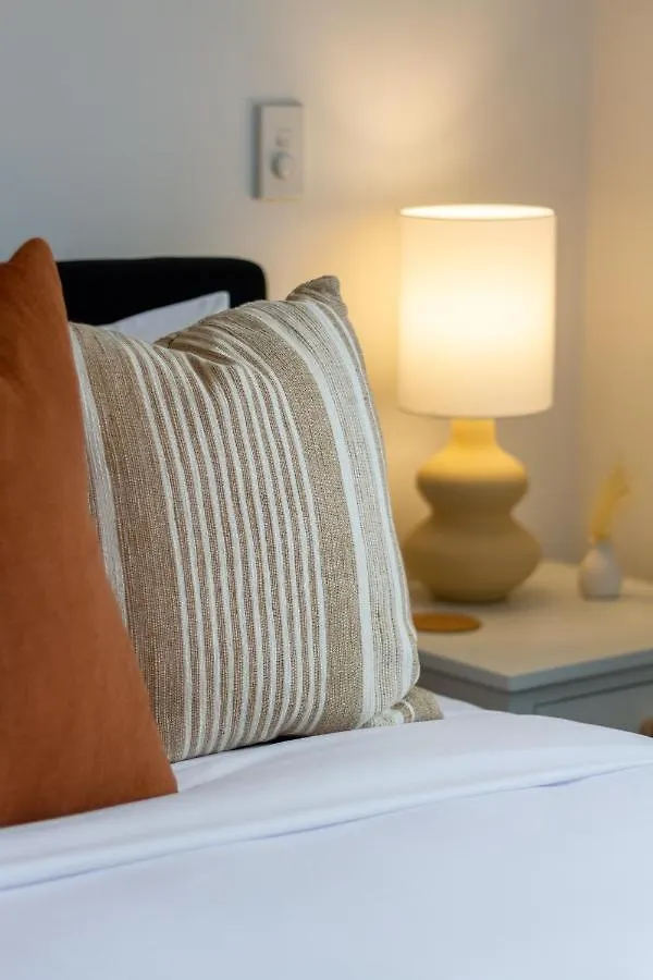 Gorgeous Getaway On Gloucester St- 1 Bed 1 Bath Christchurch